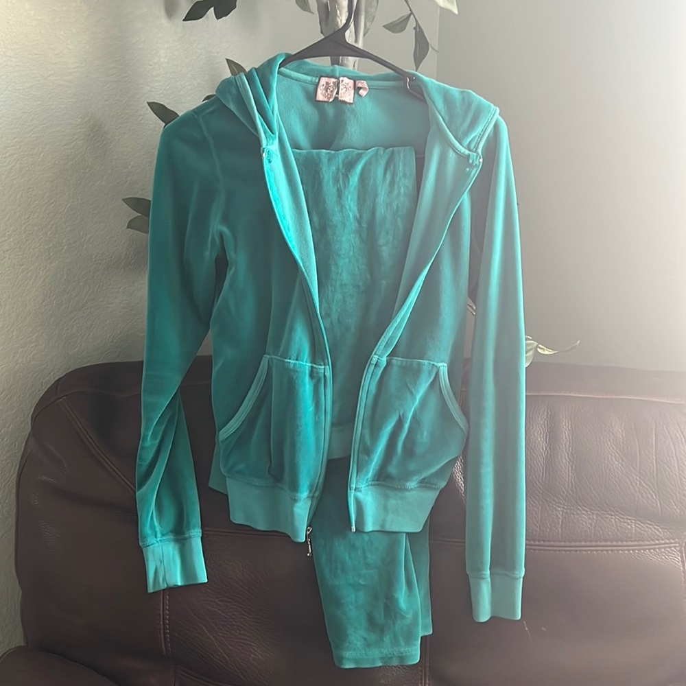 Juicy Couture sweat suit (top L) (bottom s) terry material